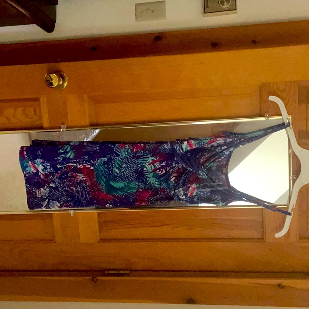 Cute light weight dress for the summer. Only worn twice